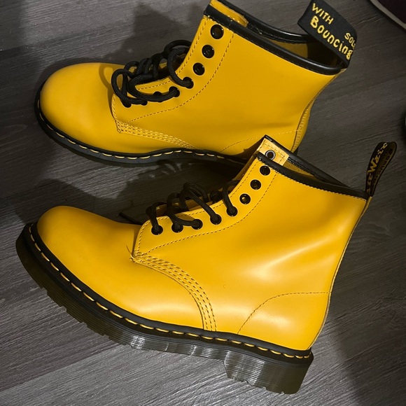 🤑SOLD🤑Dr. Martens 1460 Eye Yellow Smooth Size 7M - Picture 2 of 5
